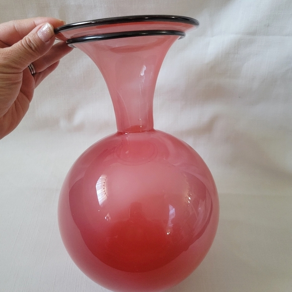 Hand-blown Beautiful Grapefruit Pink Glass Vase - Picture 14 of 14